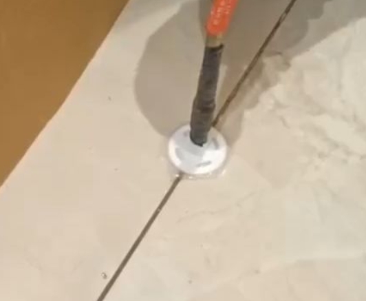 四方台瓷砖空鼓维修公司专业解答瓷砖在铺贴过程中，如果没有涂抹均匀到位的粘结材料（如水泥砂浆或瓷砖胶），可能会导致以下问题