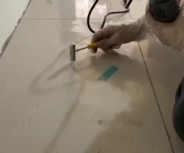 四方台瓷砖开裂维修公司专业分享瓷砖在铺贴前如果没有沥干水分，将会导致以下问题