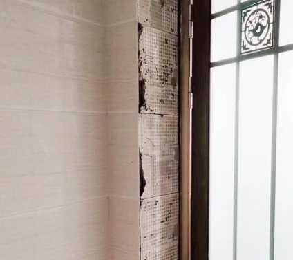 四方台瓷砖空鼓免砸砖维修公司分享吸水砖泡水时间不够或过长都会对瓷砖铺贴效果产生影响